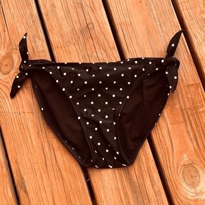 🏖50% off bundles! NWOT B&W polka dot bikini bottoms